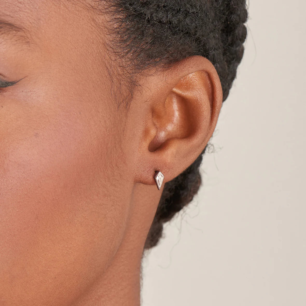 DAWN SPARKLE EMBLEM SINGLE BARBELL EARRING