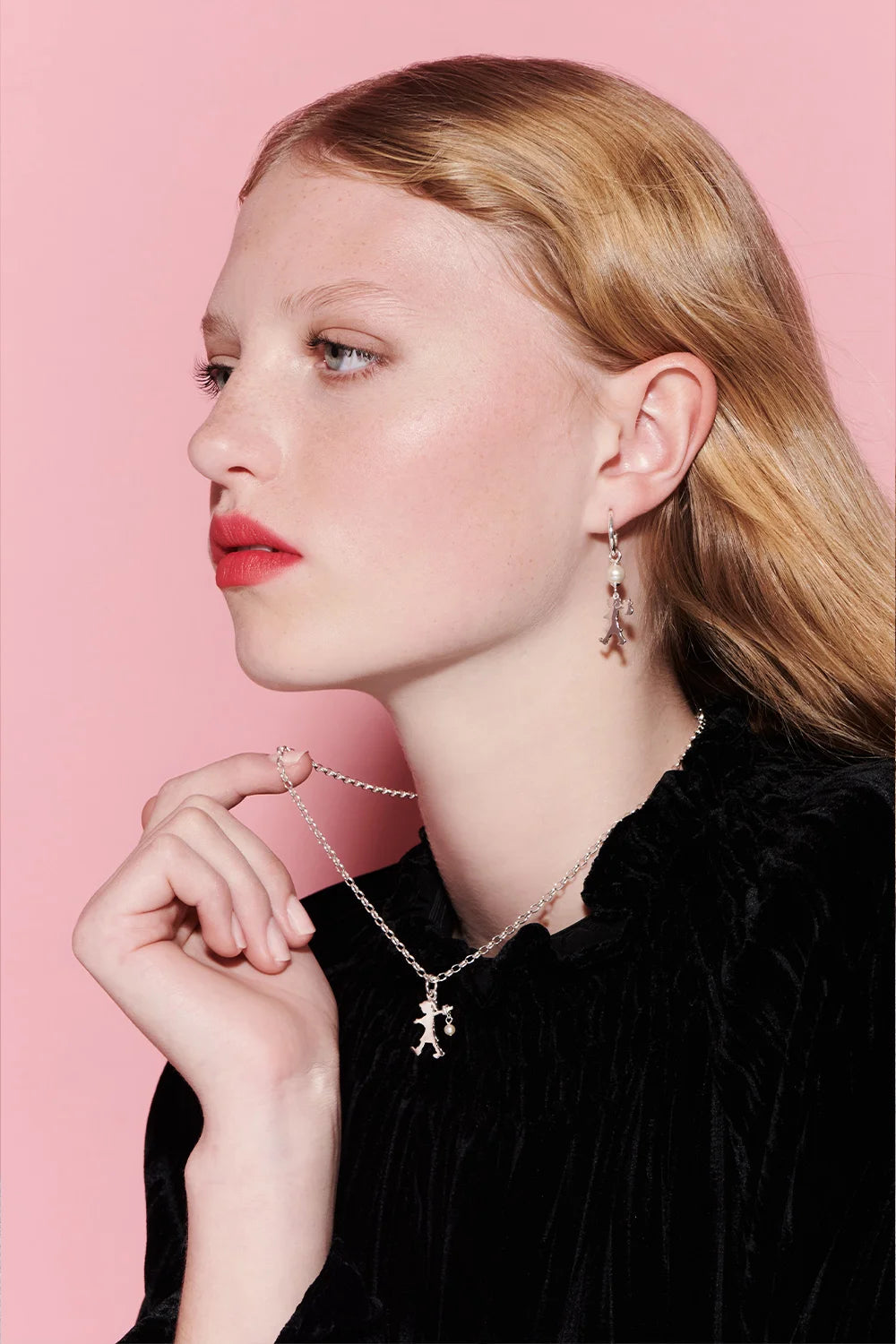 GIRL WITH A PEARL NECKLACE