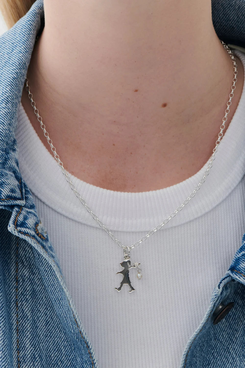 GIRL WITH A PEARL NECKLACE