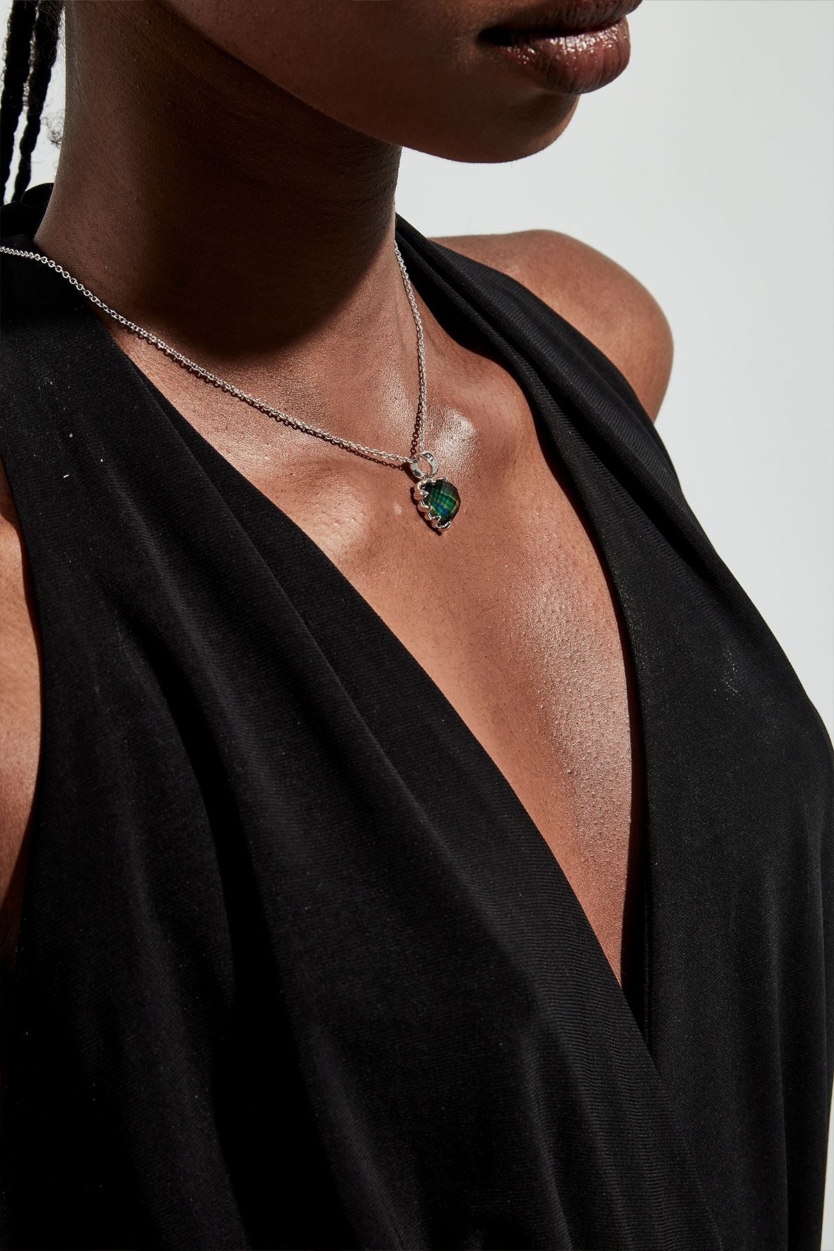 LOVE CLAW NECKLACE MOOD CRYSTAL