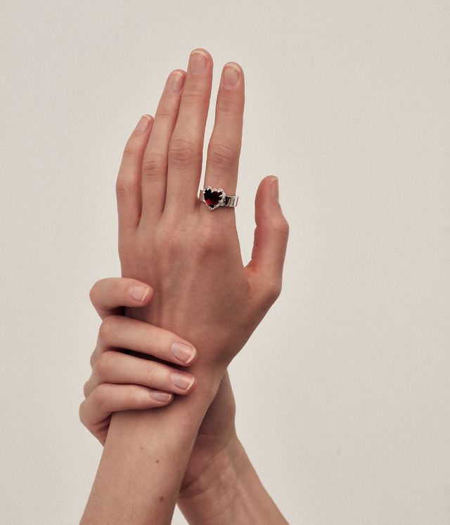 LOVE CLAW RING GARNET