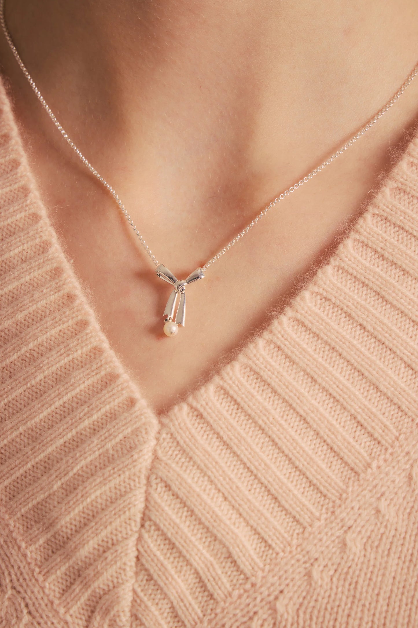 SMALL PEARL BOW NECKLACE