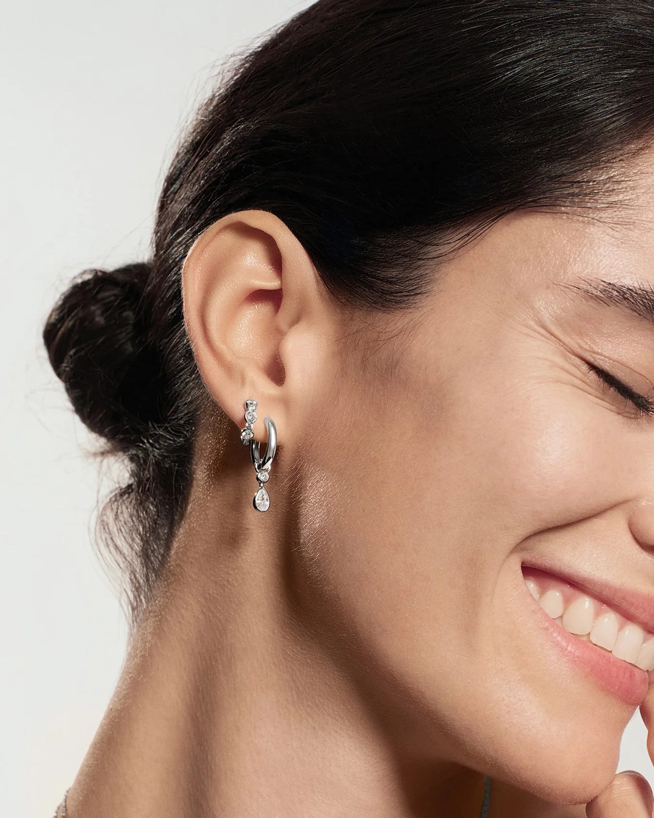 WANDERER ALTERNATING HUGGIE HOOP EARRINGS