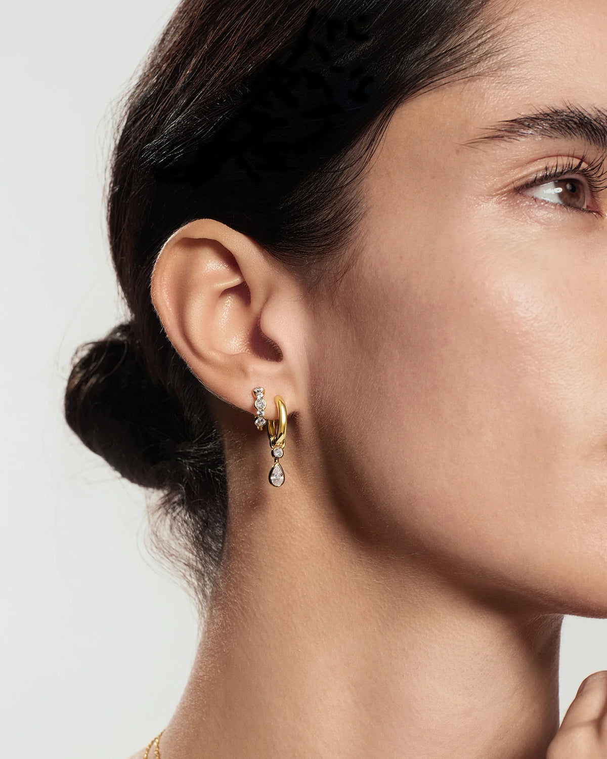 WANDERER ALTERNATING HUGGIE HOOP EARRINGS