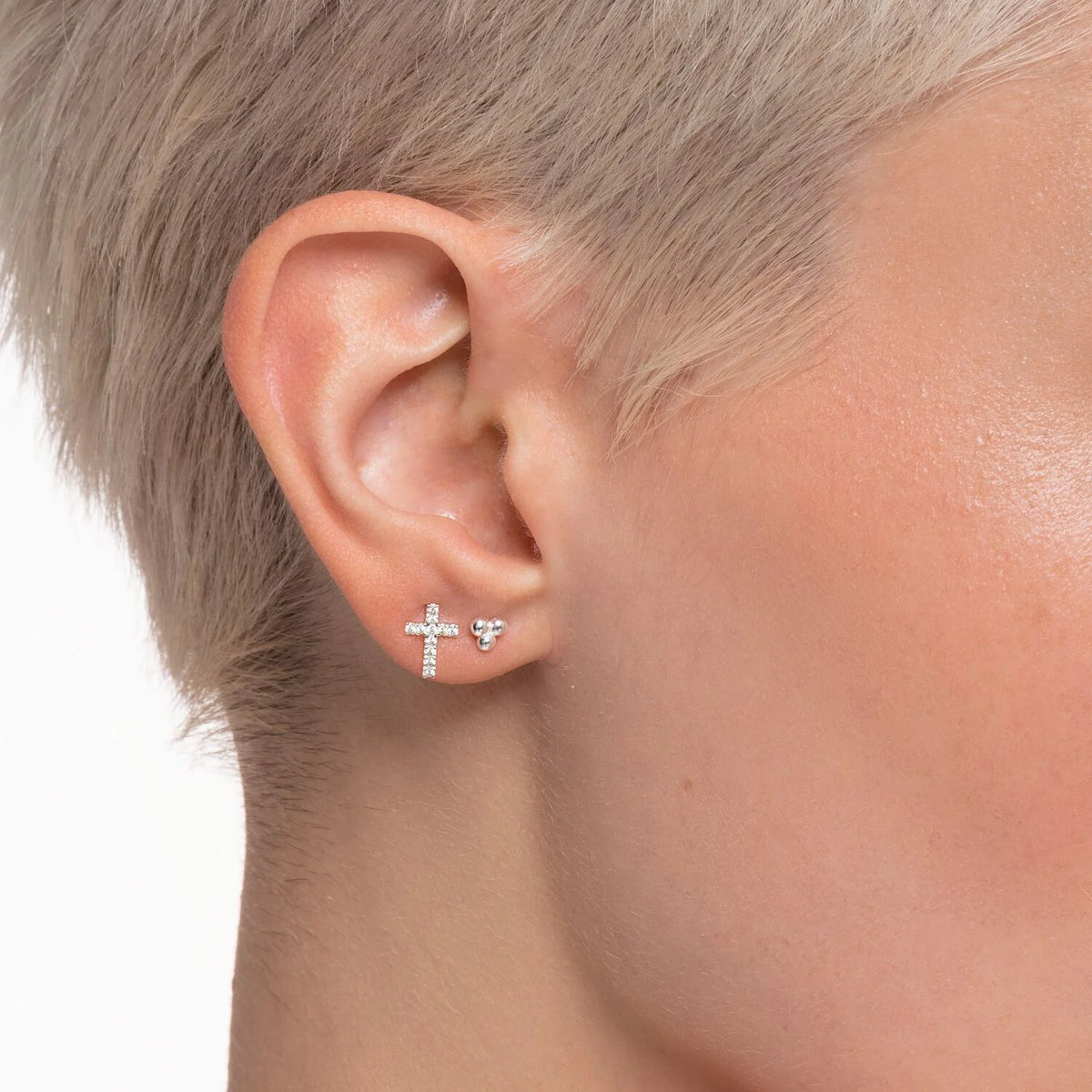 SINGLE EAR STUD CROSS