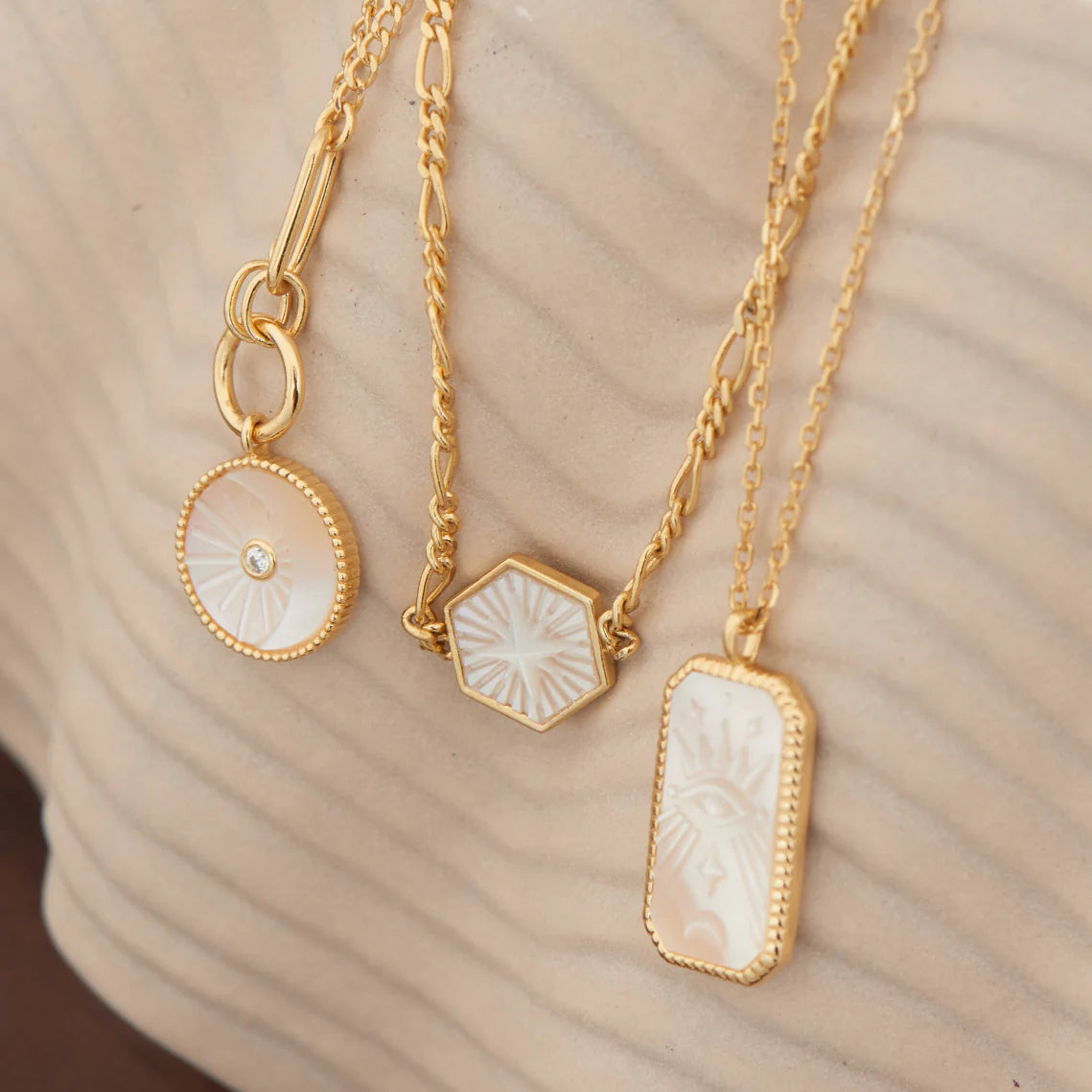 COMPASS EMBLEM CHAIN NECKLACE