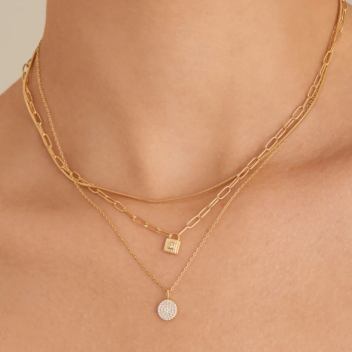 GLAM DISC PENDANT NECKLACE
