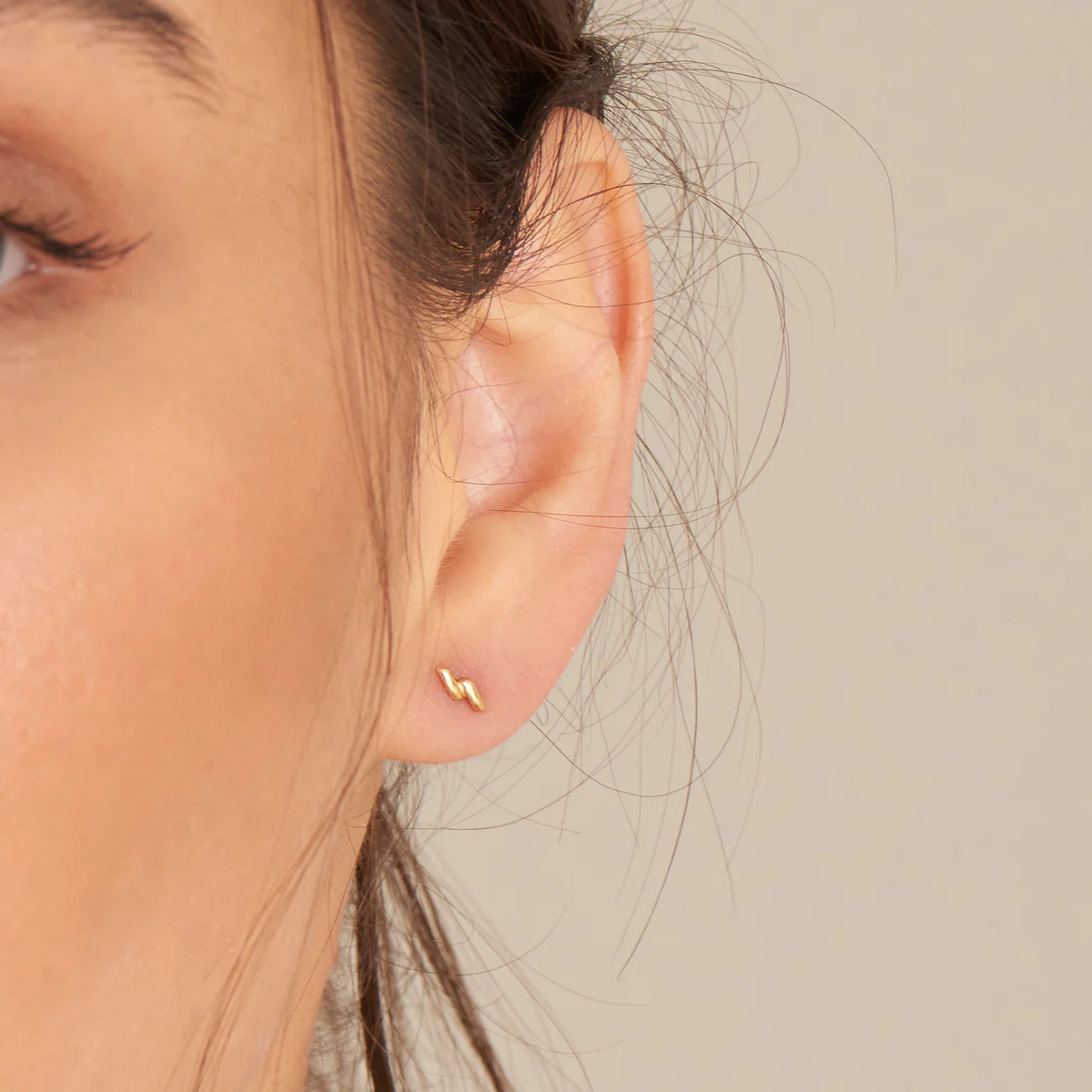 SMOOTH TWIST STUD EARRINGS