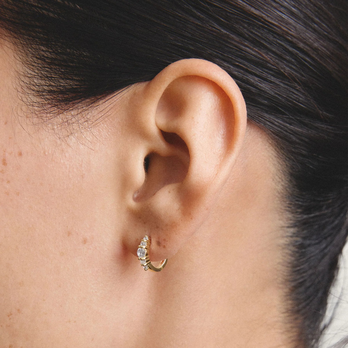 CLASSIC ALLOY GRAD HUGGIE HOOP EARRINGS
