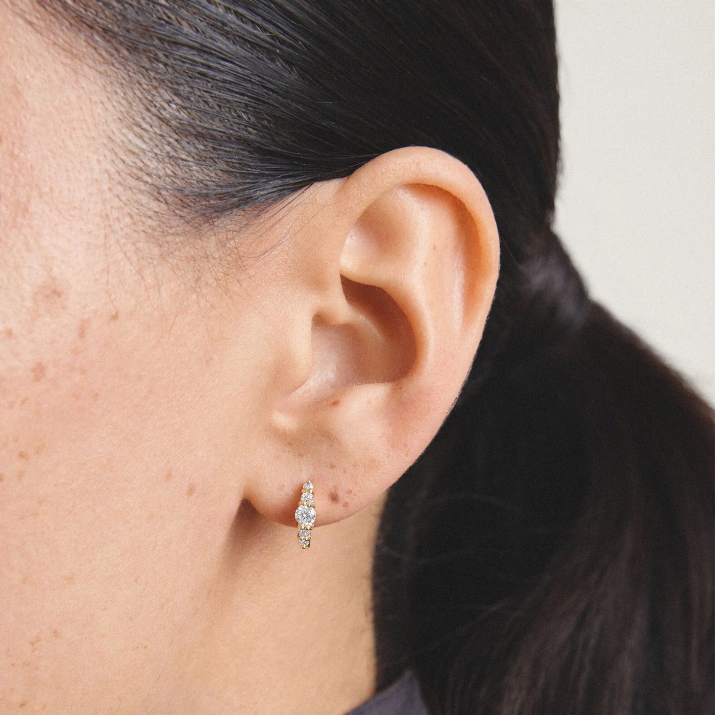 CLASSIC ALLOY GRAD HUGGIE HOOP EARRINGS