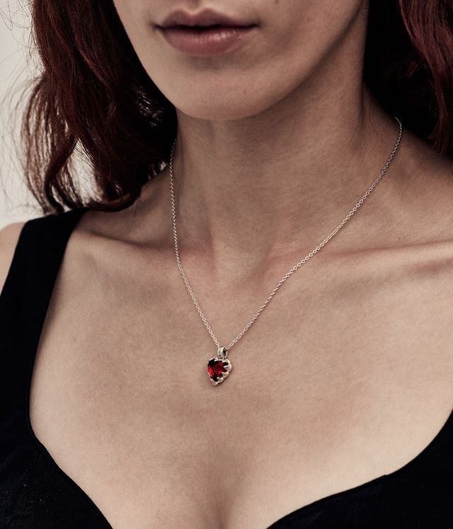 LOVE CLAW NECKLACE GARNET