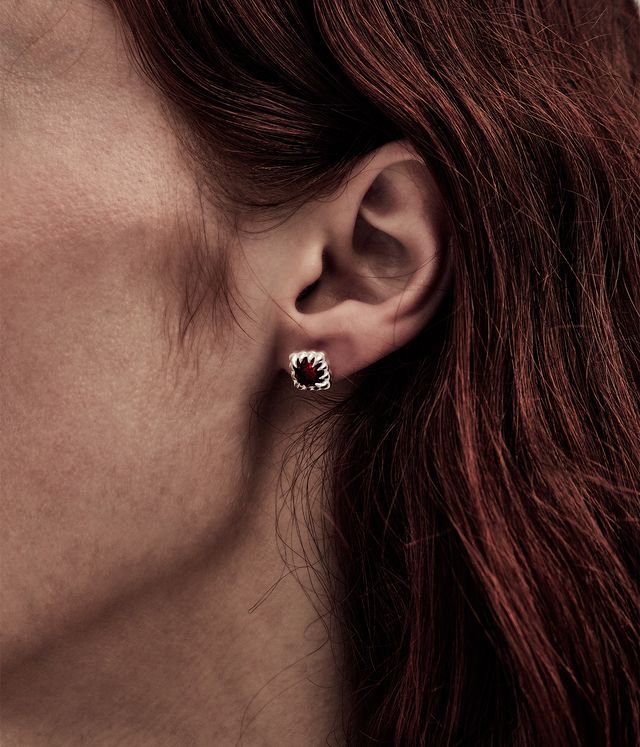 MINI CLAW STUDS GARNET