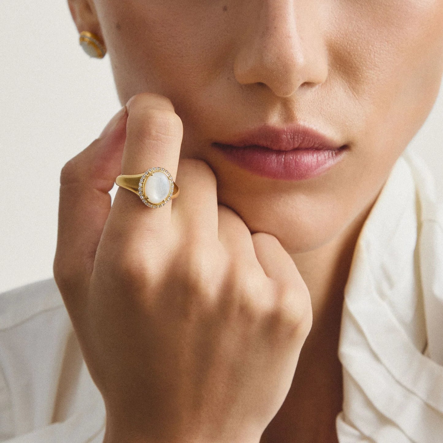 FLUID MOTHER OF PEARL RING