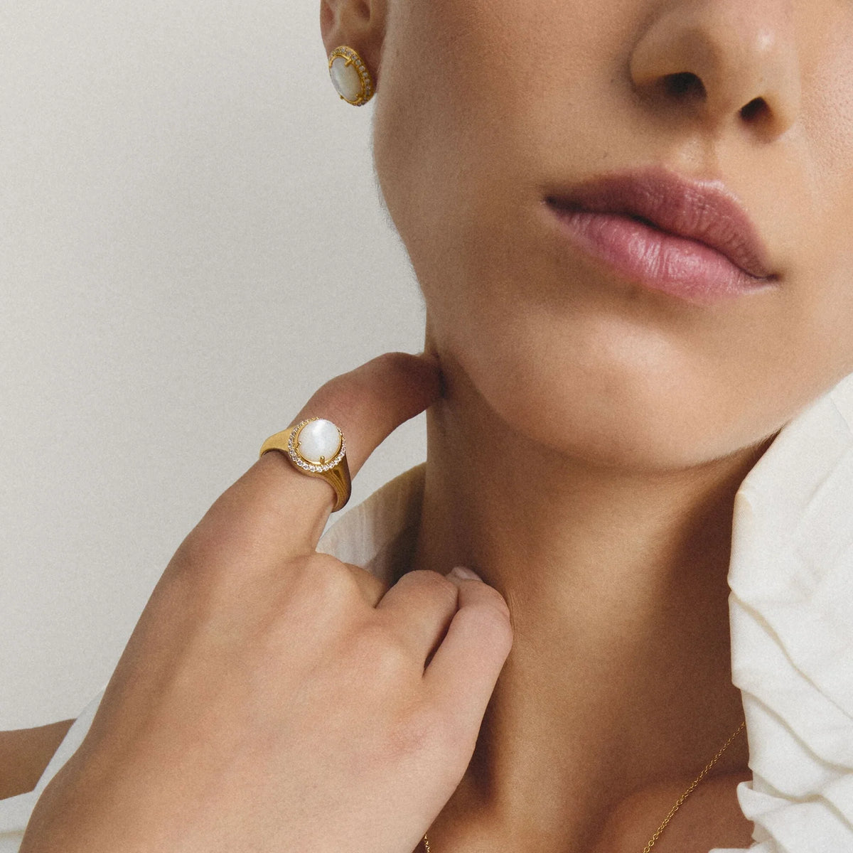 FLUID MOTHER OF PEARL RING