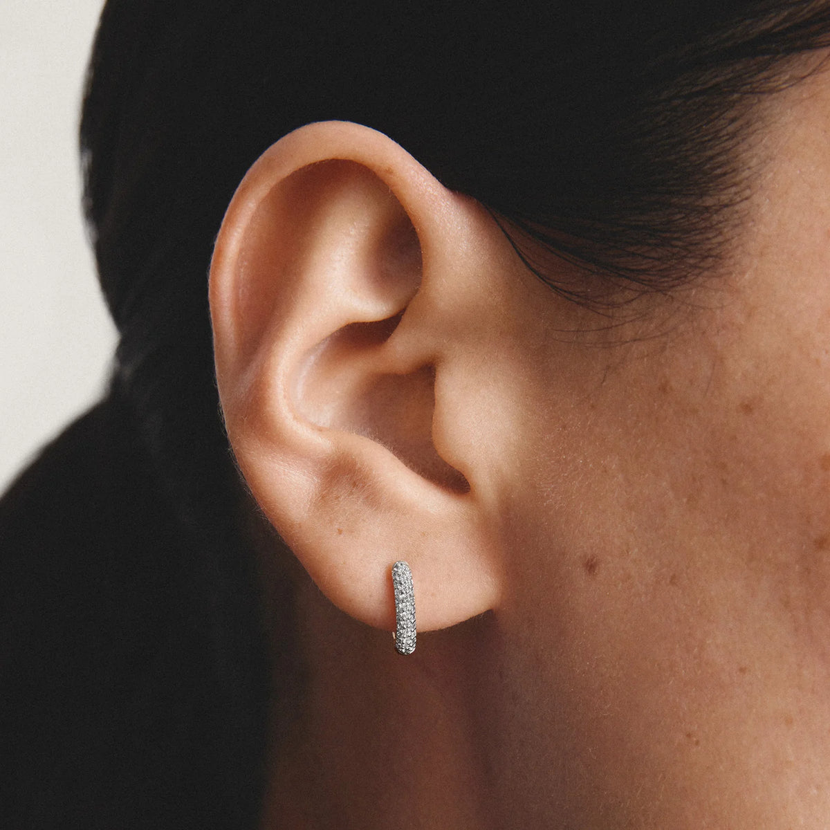 CLASSIC HUGGIE HOOP EARRINGS